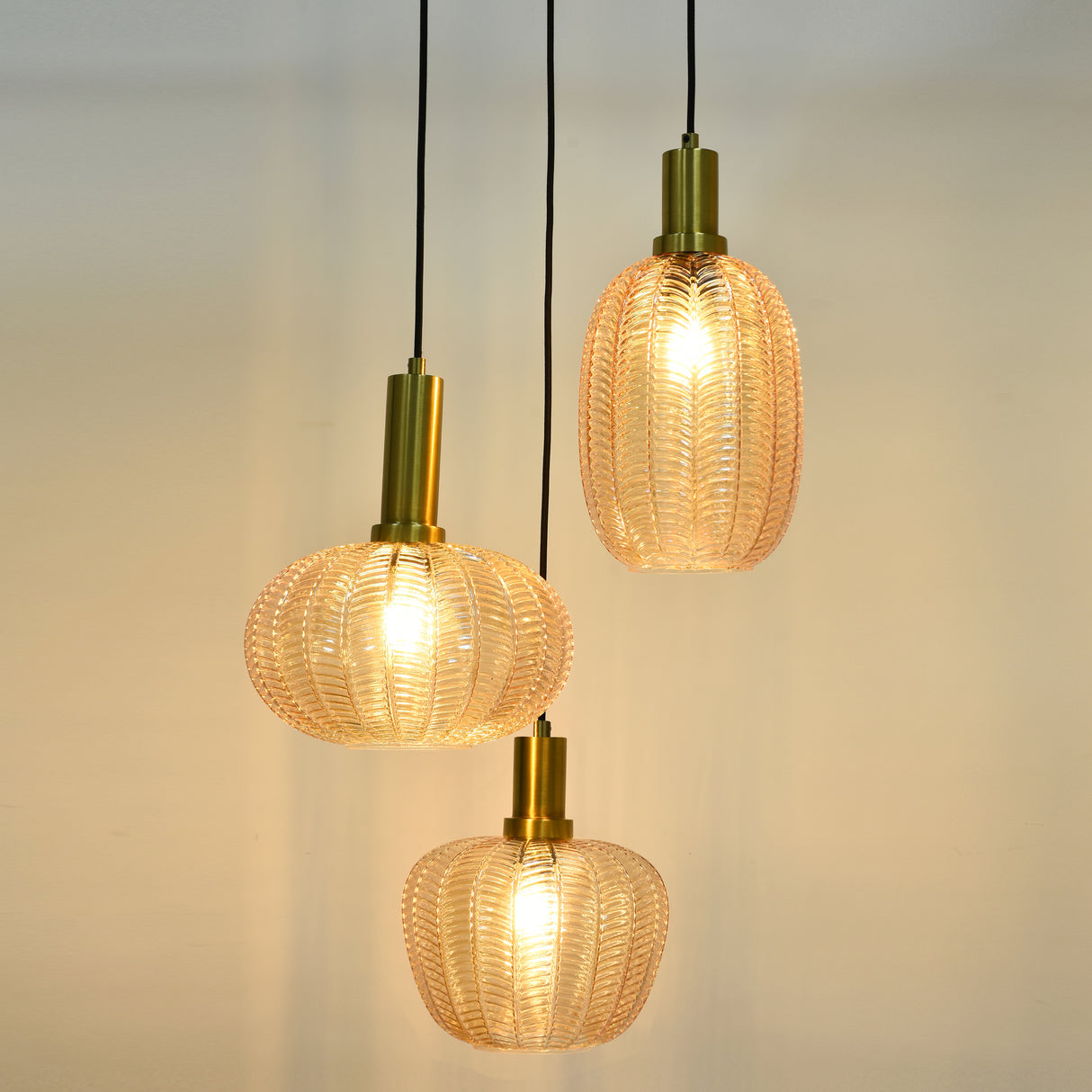 Pendellampe Sort med Messing og Ravfarvet Glas – 3 Lyskilder - Liva