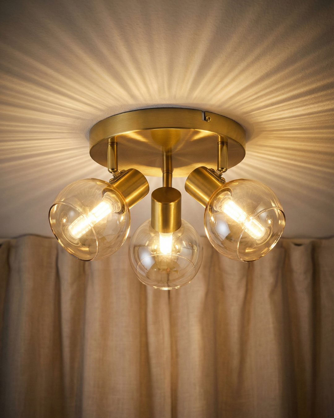 Loftlampe Guld - 3 Ravfarvede Glaskugler - Nora