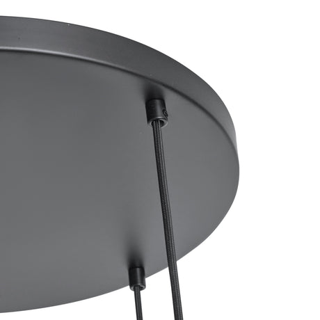 Rookglas of amberglas hanglamp boven de eettafel in een sfeervol interieur