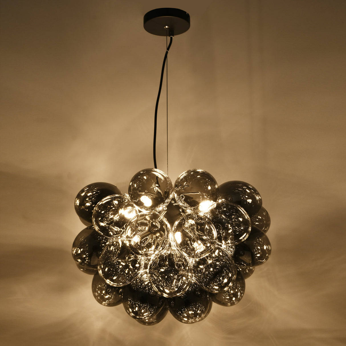 Hængelampe Grape – Sort med røget glas