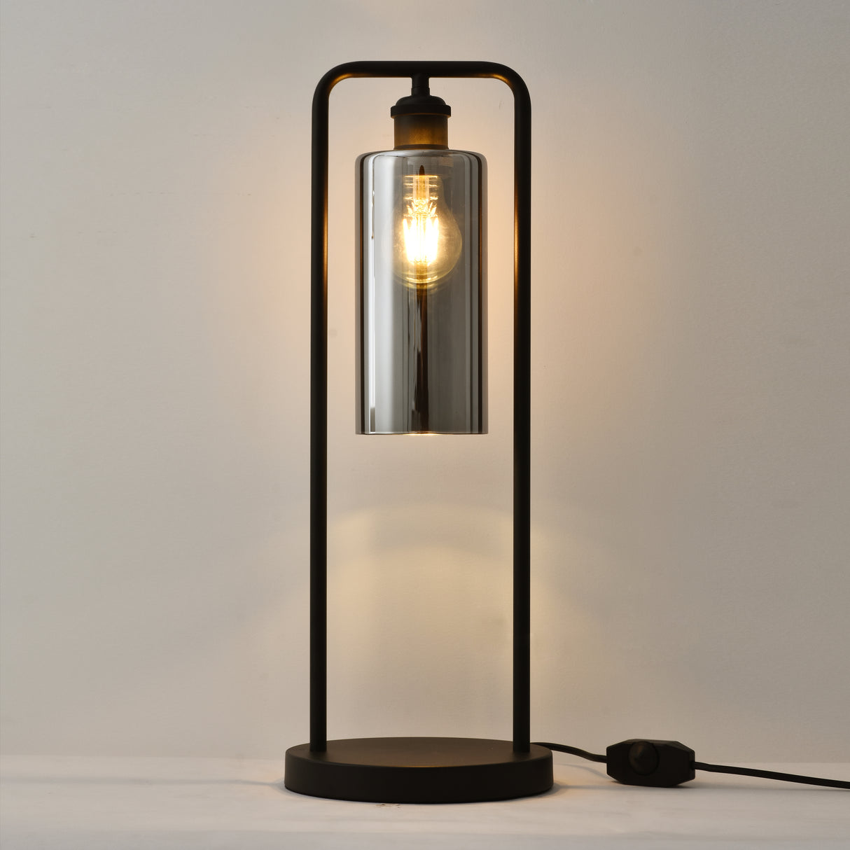 Bordlampe Tess - Sort med røgfarvet glas