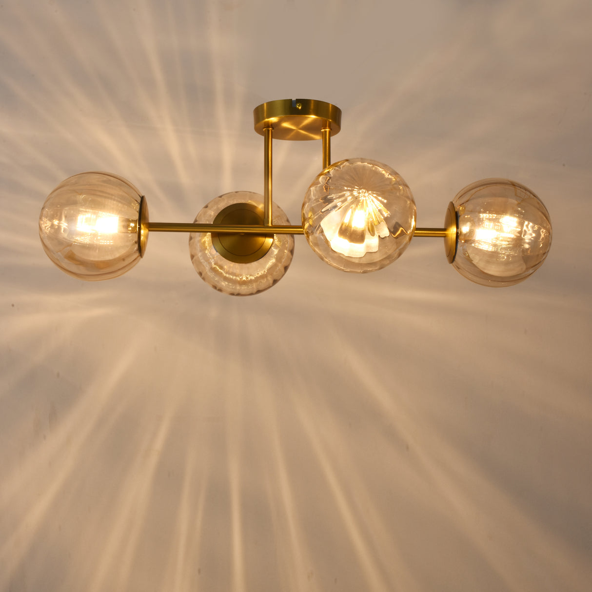 Loftlampe Guld - 4 Ravfarvede Glaskugler - Joy