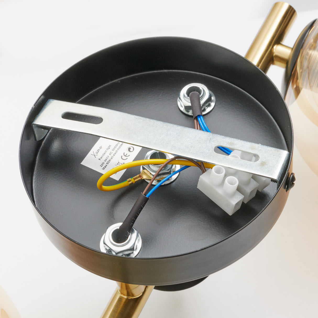 Guld loftslampe med 3 ravgule glaskugler